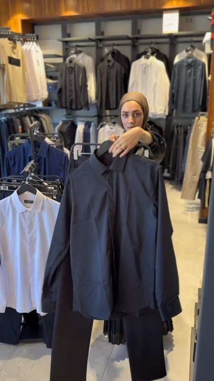 عرض القميص السادة مع البنطلون والقشاط