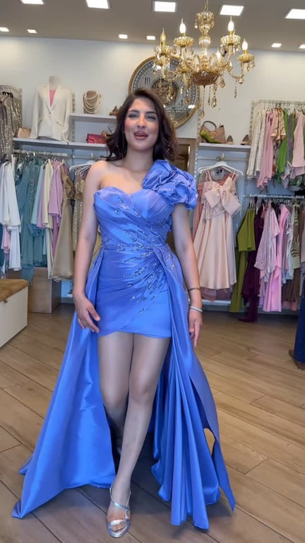 إذا بدك دخول يلفت كل الأنظار… هذا الفستان هو الجواب 💜👑 قصة ساحرة، لون راقٍ، وتفاصيل بتخل